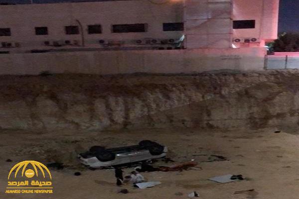 بالصور : سيارة عائلة تسقط في حفرة عمقها 7 أمتار بالرياض .. والكشف عن مصيرهم