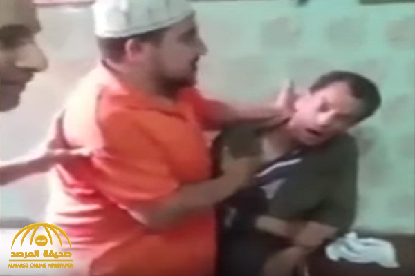 فيديو صادم.. شاهد: لحظة الاعتداء على شاب من ذوي الاحتياجات الخاصة داخل مقهى في مصر !