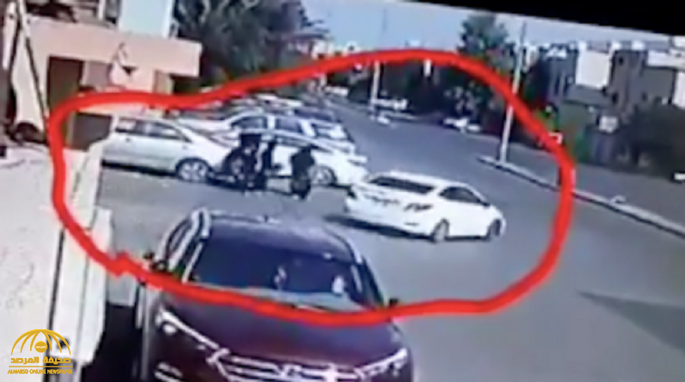 شاهد ...سائق يرش مادة بيضاء على فتيات أثناء عبورهن الشارع في تبوك .. ومصادر تكشف مصيره !