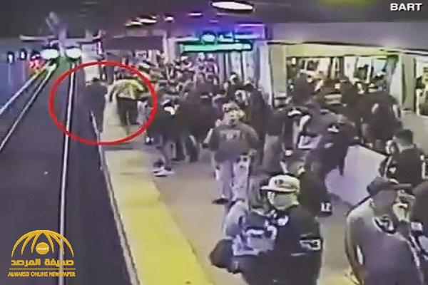 شاهد : مخمور يسقط أمام قطار مسرع في مترو بكاليفورنيا !