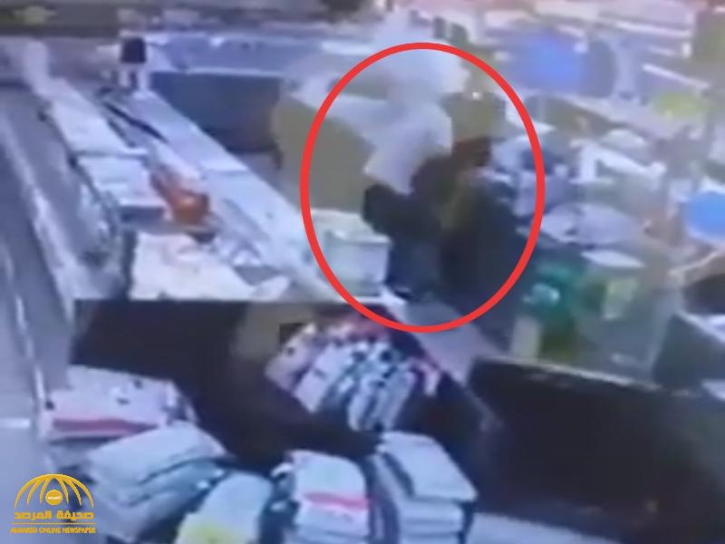 شاهد : سوداني يوجه عدة طعنات  لمقيم  مصري داخل مركز تجاري بالدمام