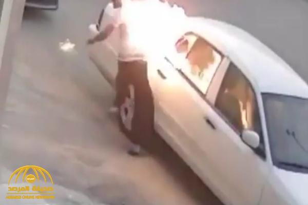 شاهد: شخص يهشم نافذة سيارة متوقفة ويشعل  النار بداخلها  ويلوذ بالفرار في حي المنار بجدة