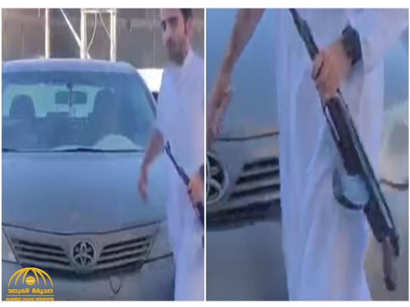 شاهد: شاب  يحمل سلاح رشاش ويطلق  النار على محل في حفر الباطن