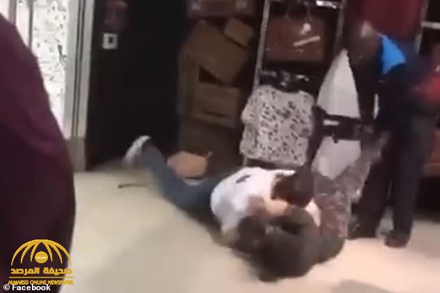 "طرحها على الأرض وقفز فوقها".. شاهد : حارس أمن  يعتدي بوحشية على فتاة صغيرة في متجر بريماك الأمريكي