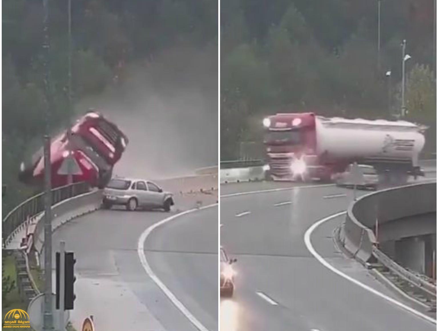 شاهد : شاحنة ضخمة تسقط بطريقة مروعة من أعلى جسر.. ووفاة سائقها في الحال!