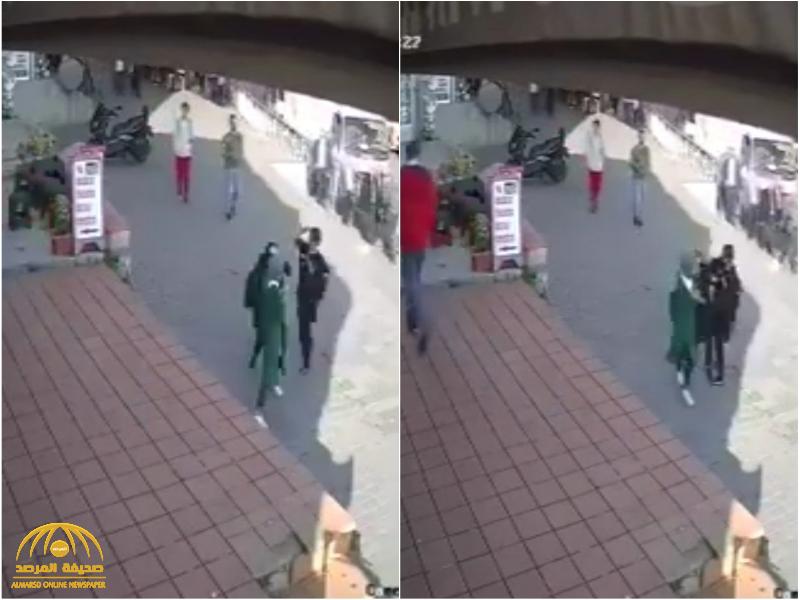 في تركيا.. شاهد.. امرأة تعتدي على سيدة وتحاول نزع حجابها في شارع بإسطنبول أمام المارة!