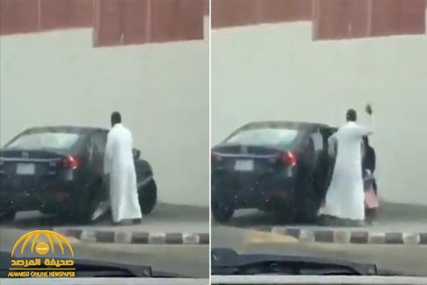 القبض على مواطن عنّف ابنته وضربها بقوة بعد خروجها من المدرسة في جدة (فيديو)