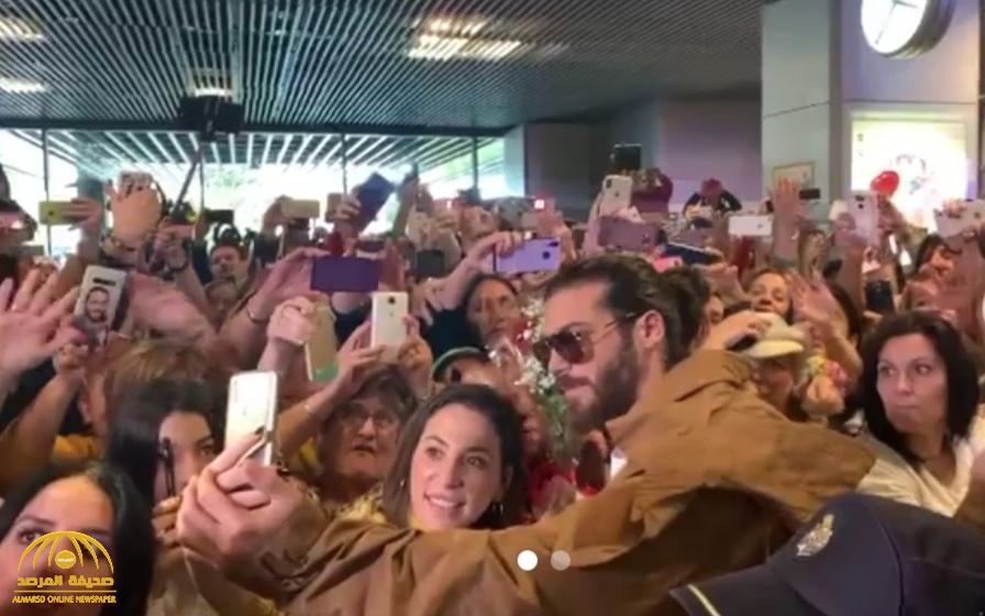 شاهد: الممثل التركي"جان يامان" يخطف قلوب المعجبات بشكل هستيري في مطار مدريد!