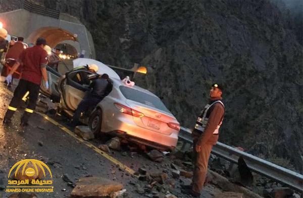 شاهد بالصور: انهيار صخور ضخمة  أثناء مرور سيارة بعقبة الباحة