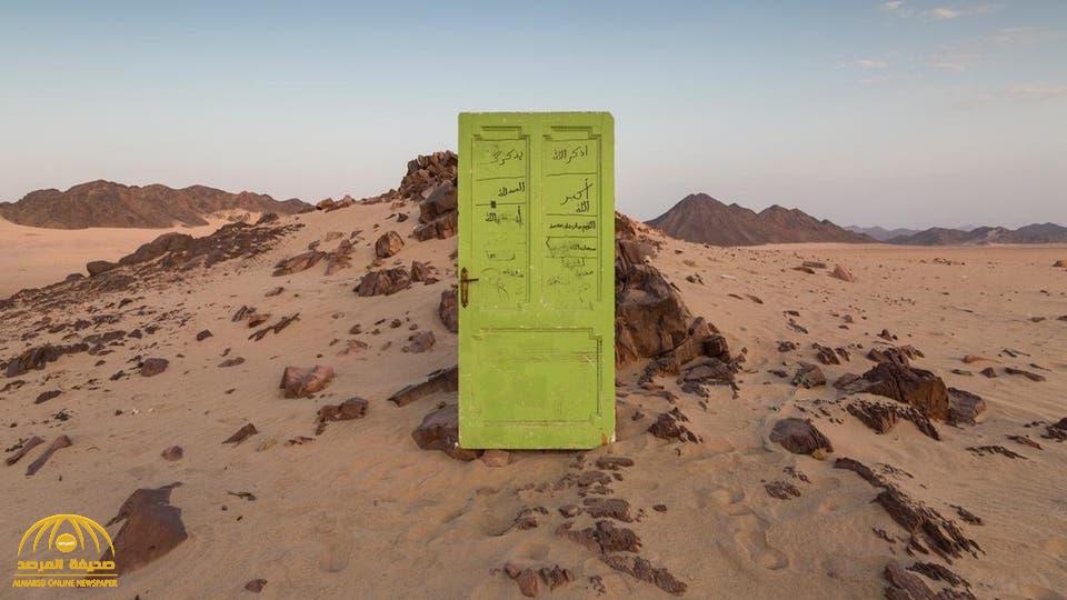 قصة الباب الموجود في صحراء غرب المملكة.. لماذا أراد صاحبه وضعه بمفرده؟