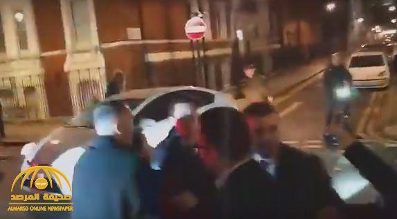 في مشهد غير مسبوق..  شاهد: محتجون يوسعون وزيرة ضربًا حتى سقطت أرضًا بشوارع لندن