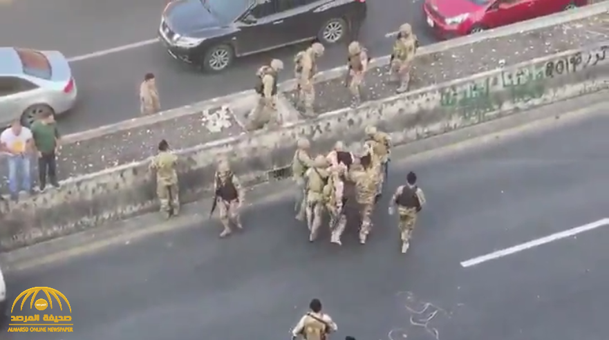 شاهد: اعتقال متظاهر لبناني والاعتداء عليه بطريقة مروعة من قبل قوات الجيش