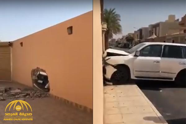 هربت هي ورفيقاتها بعد الحادث.. شاهد: مواطن يوثق اقتحام سيارة كانت تقودها امرأة لجدار منزله