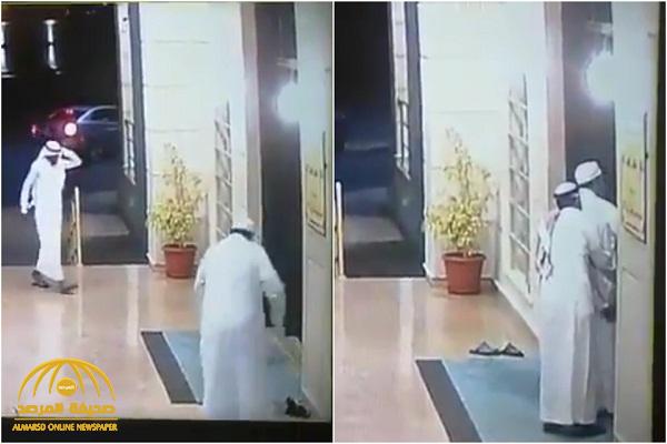 شاهد : محاولة فاشلة لسرقة مُسن عند باب مسجد .. شاهد ردة فعله السريعة!