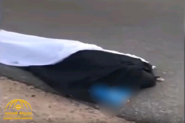شابان يلقيان جثة فتاة ترتدي عباءة أمام مستشفى بـ"الكويت" ويلوذان بالفرار