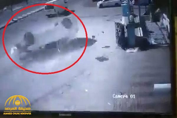 شاهد ..  فيديو  "كفر السيارة" الذي قتل  شخص يقف بجانب مغسلة بـ"حي الشرائع" بمكة