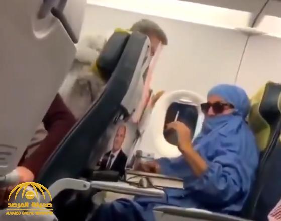 شاهد: مسنة تركية تشعل "سيجارة" داخل طائرة.. وردة فعل صادمة حين حاول الركاب منعها من التدخين!
