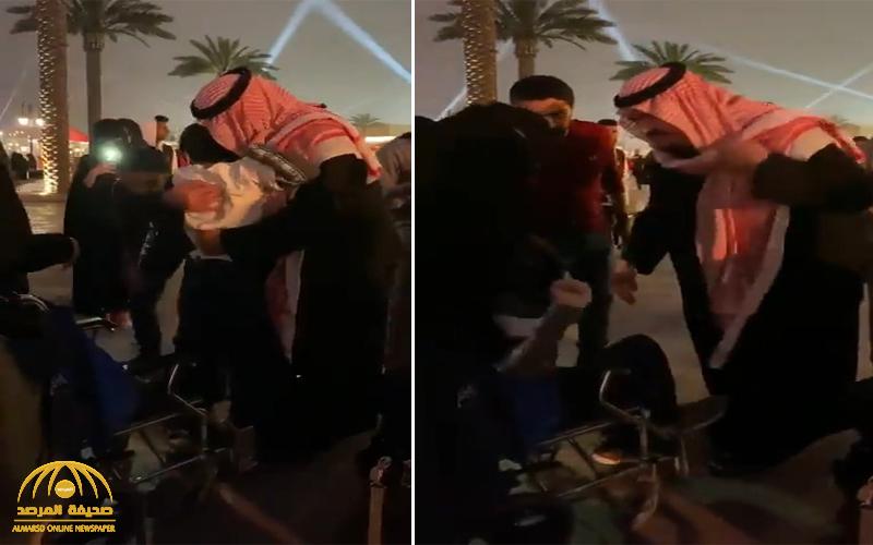 شاهد .. ردة فعل الأمير عبدالعزيز بن فهد حين رأى طفل على كرسي متحرك في الرياض بوليفارد