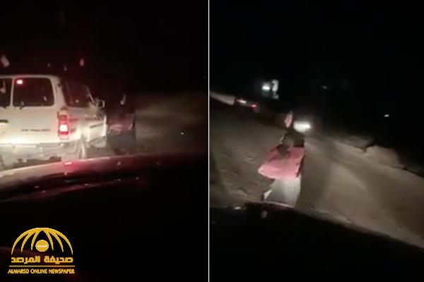 شاهد: فتاة تسير بمفردها ليلاً على طريق سريع  بالقرب من "شجوى" !