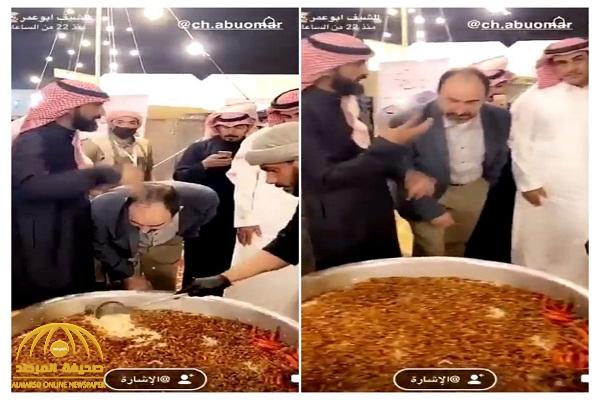 شاهد: الشيف "أبو عمر" يفاجئ الحضور في حفل مهرجان "محاورات موسم الرياض" بـ"كبسة ضخمة"