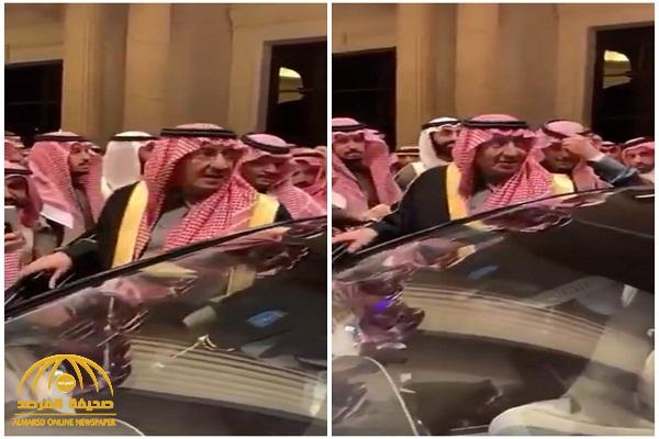 شاهد: الأمير "محمد بن نايف" في حفل زواج  وتجمع الحضور حوله لالتقاط الصور التذكارية معه