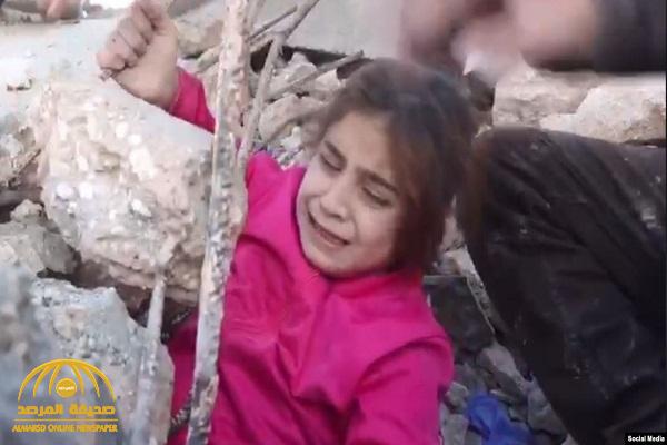 "أين أمي؟".. شاهد:  مقطع  لإخراج طفلة سورية من تحت الأنقاض بعد قصف طيران نظام  " الأسد "  لمنزل أسرتها