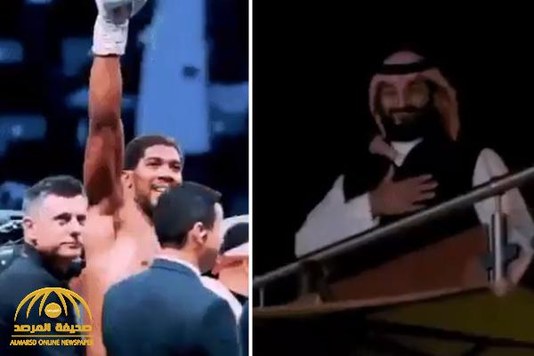 شاهد: تحية بطل العالم في الملاكمة لولي العهد بعد فوزه في نزال الدرعية