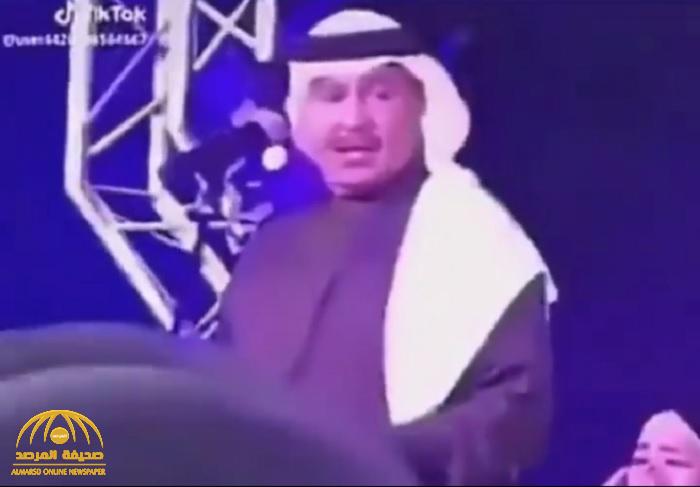 شاهد.. ردة فعل "محمد عبده" بعدما رأى أحد الحضور ينظف أنفه بإصبعه!