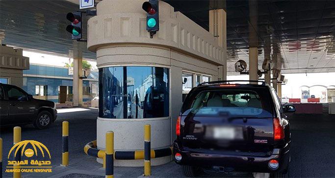 الشرطة الكويتية تشتبه في فتاتين داخل مركبة بمنفذ النويصيب.. وبعد مطالبتهما بالترجل كانت المفاجأة!