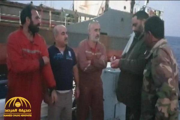 شاهد ..لحظة احتجاز الجيش الليبي لسفينة تركية قبالة ساحل درنة !
