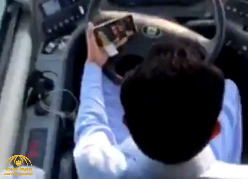 بالفيديو .. سائق وافد يشاهد الأفلام على جواله أثناء قيادة حافلة طالبات في بيشة !