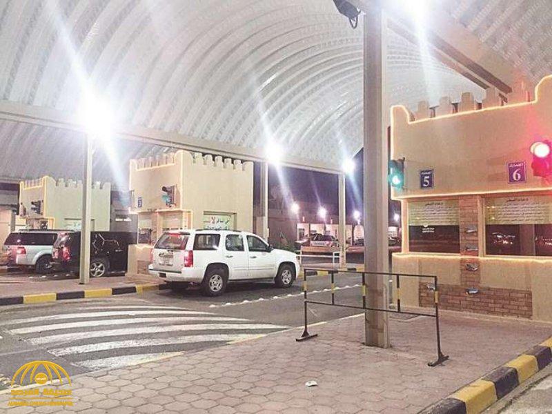 القبض على 4 كويتيين أثناء تهريب سيارة رياضية من السعودية للكويت .. وكاميرات المراقبة تكشف الحيلة التي استخدمها المتهمين !