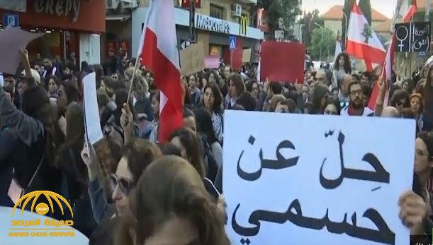 شاهد .. آلاف اللبنانيات يتظاهرن في شوارع بيروت ويرفعن لافتات : "حلّ عن جسدي"