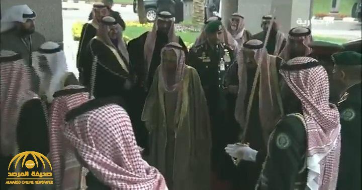 بالفيديو .. لحظة وصول خادم الحرمين إلى قصر الدرعية الذي يحتضن القمة الخليجية 40