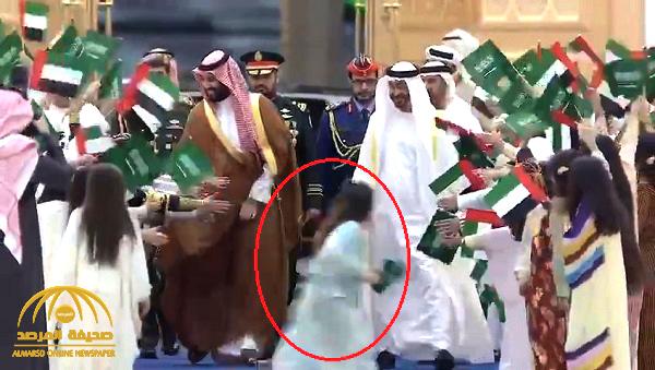 شاهد : ولي عهد أبوظبي يقوم بتصرف لافت بعد خطأ غير مقصود أثناء زيارة الأمير محمد بن سلمان