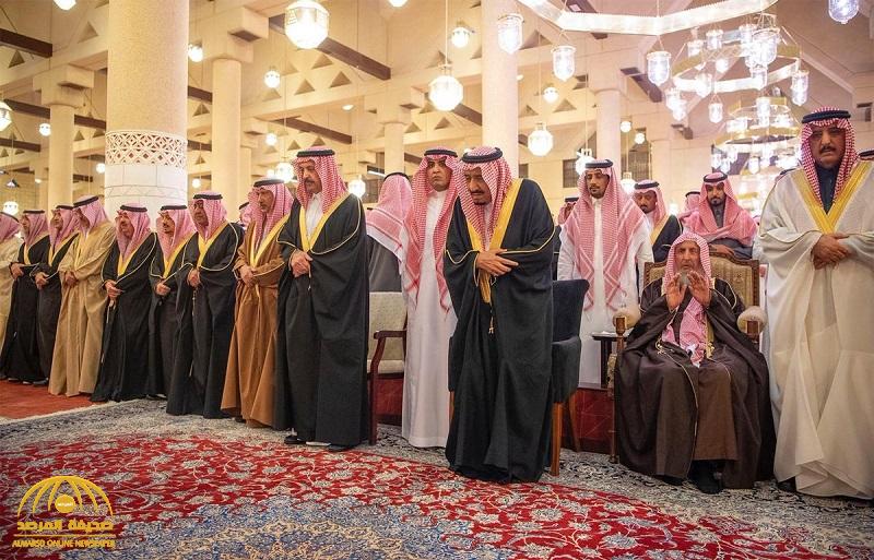 خادم الحرمين يؤدي صلاة الميت على الأمير متعب بن عبدالعزيز - فيديو وصور