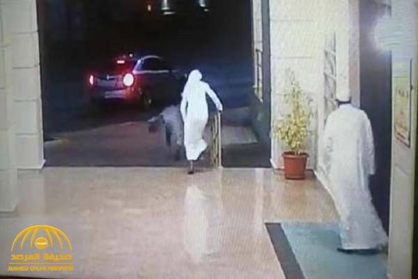 "المواطن" الذي ظهر في فيديو أثناء محاولة "فاشلة" لسرقته عند باب مسجد.. يكشف ملابسات الواقعة ويحدد مكانها وتوقيتها