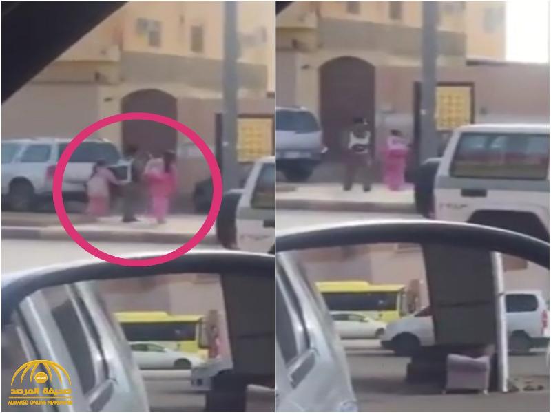 بالفيديو.. شاهد ردة فعل رجل مرور عندما رأى طالبتين عالقتين وسط الطريق بسبب الزحام