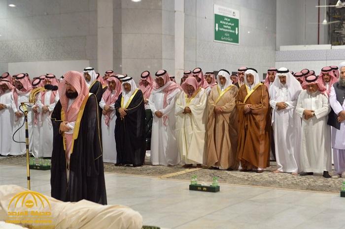 أمير مكة يؤدي صلاة الميت على الأمير "متعب بن عبدالعزيز" في المسجد الحرام