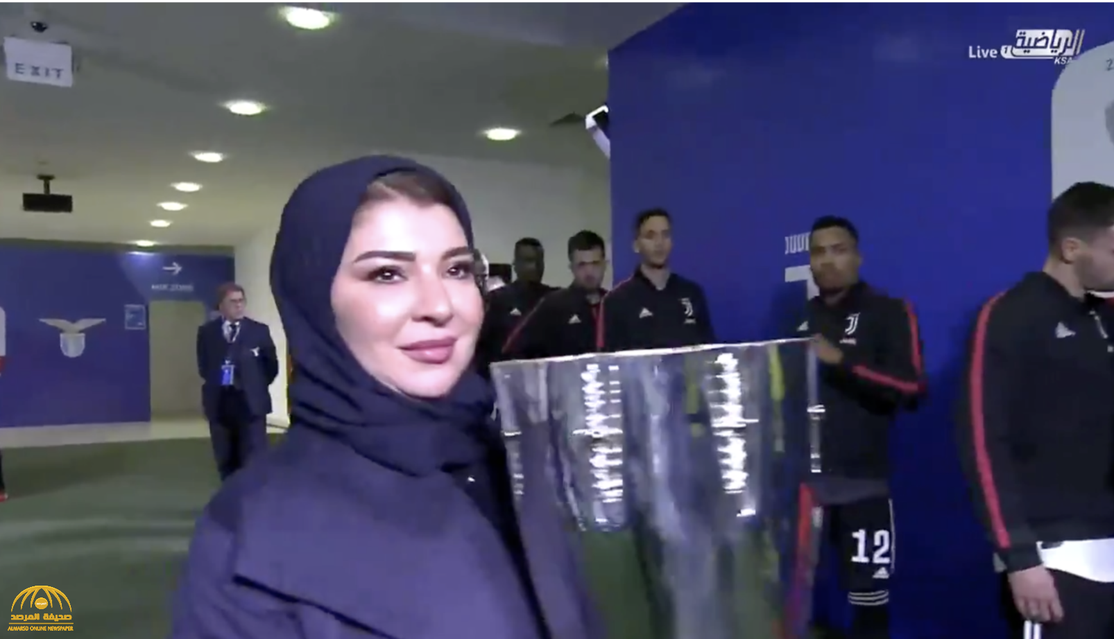 شاهد.. لحظة دخول كأس السوبر الإيطالي إلى ملعب جامعة الملك سعود بالرياض