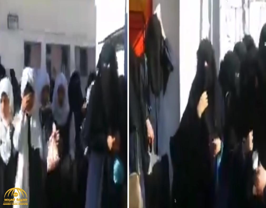 شاهد طالبة يمنية تخرج غاضبة من مدرستها بعد منعها من أداء الامتحان وتعود ومعها "قنبلة يدوية" !