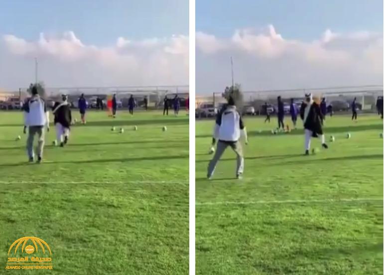 بالفيديو: تركي بن طلال يركل الكرات أثناء مشاركته للاعبي "أبها" في التمرينات