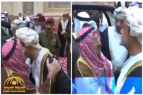 شاهد:  أمير الكويت وهو يقدم  واجب العزاء في وفاة السلطان قابوس