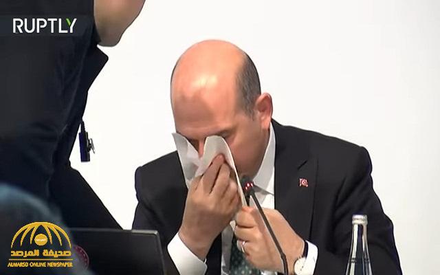شاهد ... وزير الداخلية_التركي ينزف دما خلال كلمته بمؤتمر صحفي على الهواء !