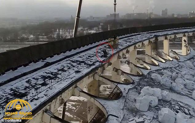 شاهد: لحظة انهيار ملعب هوكي ضخم في روسيا وسقوط عامل تحت أنقاضه - فيديو