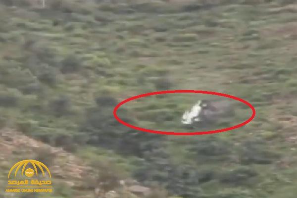 شاهد: سيارة تسقط  من أعلى قمة جبل بجازان