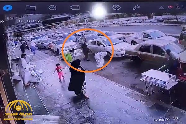 شاهد بالفيديو : مواطن يطلق النار على آخر أمام سوق الجوالات بـ"مكة"