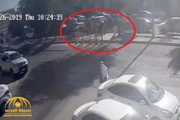 بالفيديو: سقوط طفل في حفرة مليئة بالمياه في شارع بـ"بريدة" .. شاهد: ردة فعل رجل أمن كان بداخل دورية أمنية