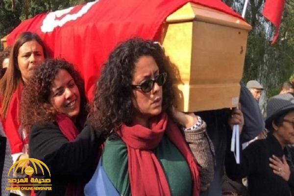 غناء وتصفيق ونساء يحملن النعش.. شاهد: جنازة الناشطة التونسية لينا بن مهني تثير جدلا واسعا
