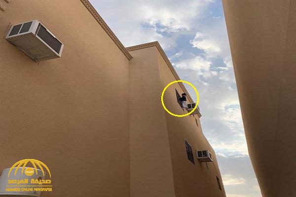 بالصور .. شاهد كيف انتهت مغامرة طفل بعد أن علق في نافذة منزله بالطابق الثالث في القصيم